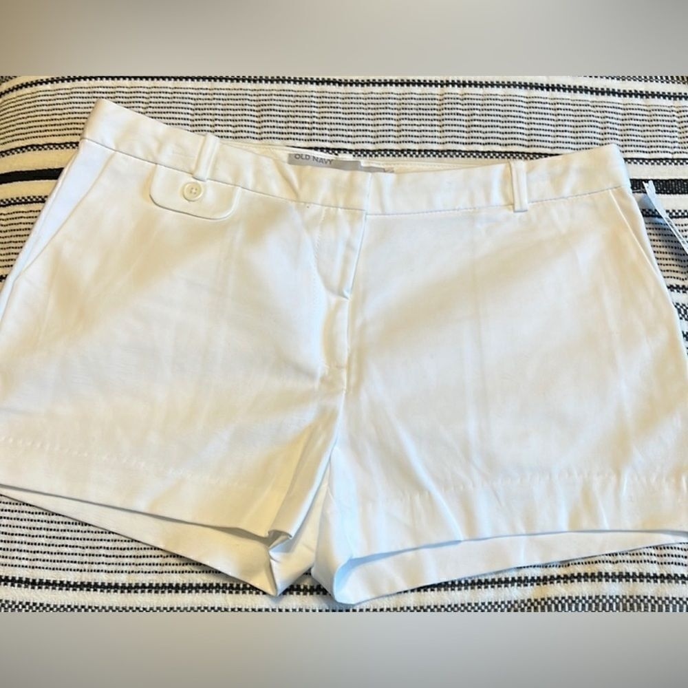 Old Navy Mid Rise Stretch Crisp White Flat Front Shorts Size 16